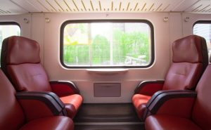 Famille qui s'apprête à voyager en train avec un bébé