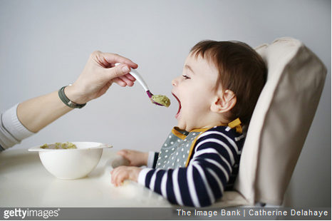 Comment faire manger bébé ? Voici quelques astuces.