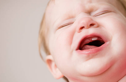 Que faire quand bébé fait ses dents ?