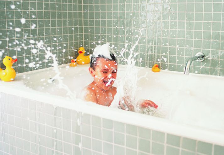 Enfant qui joue dans son bain