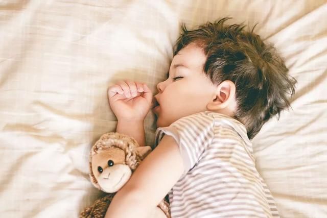 Bébé qui fait la sieste avec son doudou