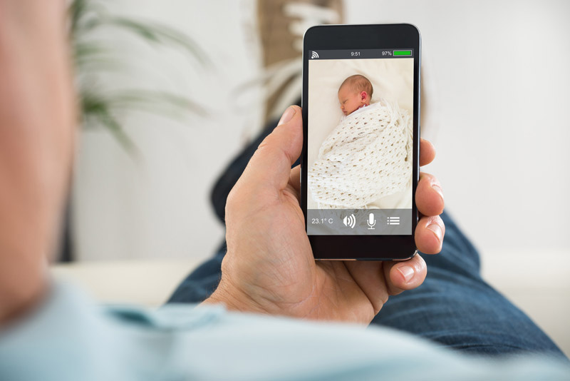 Surveillez votre bébé à partir d'un smartphone ! - BebeZecolo janvier 2024