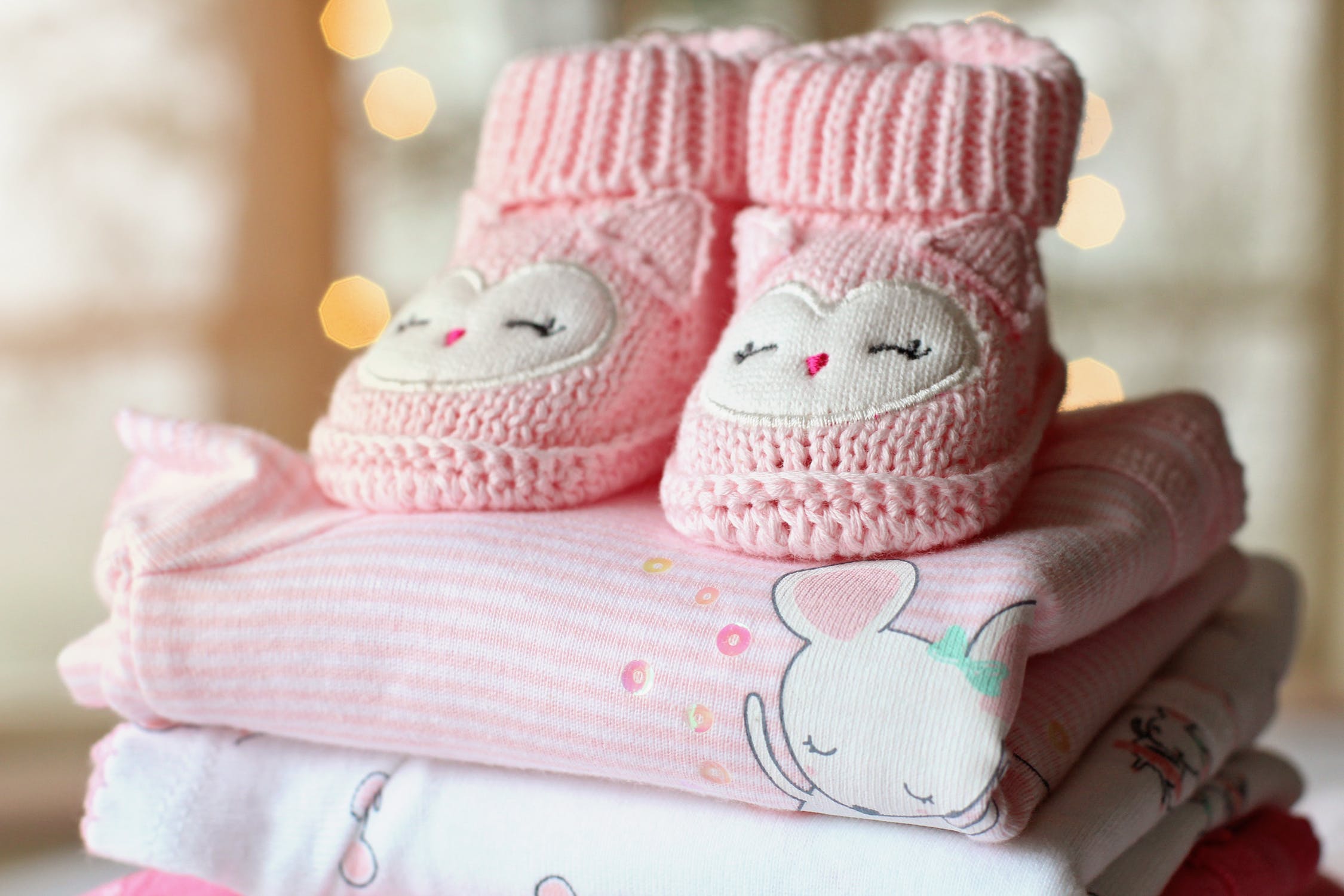 Pile de vêtements pour un bébé fille